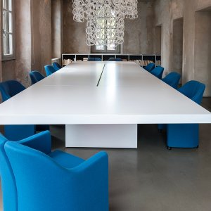 Tecno 的 Asymmetrical Meeting，Piero Lissoni 设计，置于董事会会议室