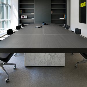 两个大小不同的底座支撑会议桌 Asymmetrical Meeting