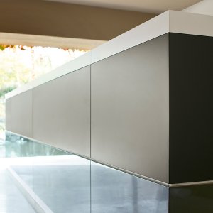 Perin & Topan 设计的 Frezza Vogue，办公室前台的直线组合