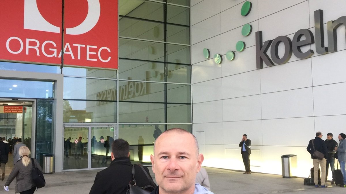 ORGATEC 2026：会议室每人两平方米，坐在谁身边却另有讲究