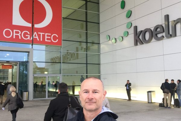ORGATEC 2026：会议室每人两平方米，坐在谁身边却另有讲究