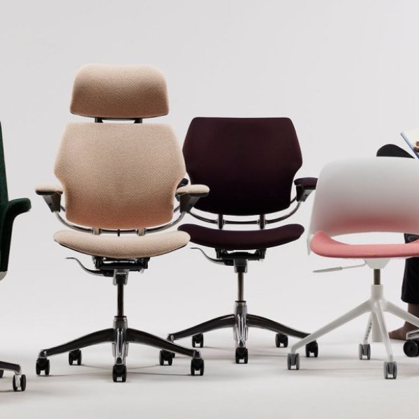 办公室中的 Humanscale 人体工学工位